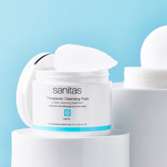 Sanitas pads application clarifiante quotidienne sur le visage.