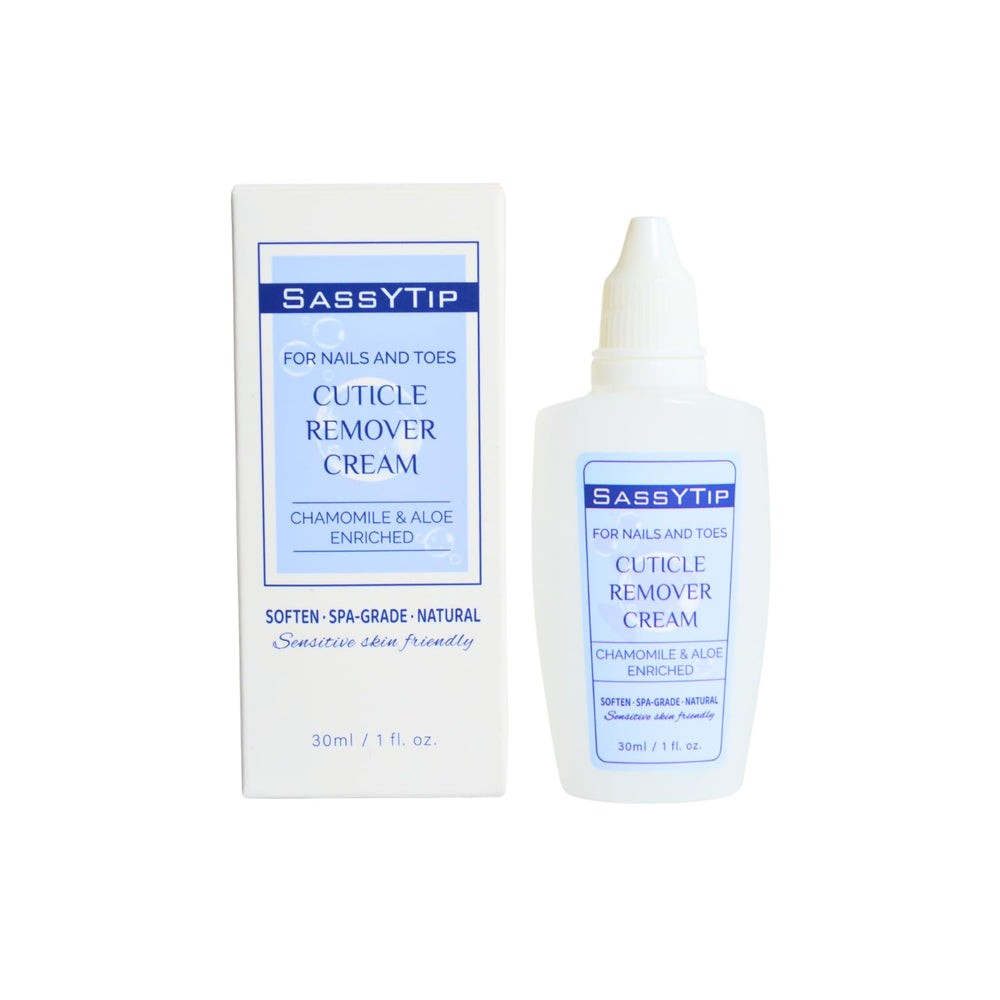 SASSYTIP Gel démêlant cuticules sur bouteille claire prête pour manucure.