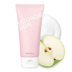 Saturday Skin hydratante mousse-nettoyante — le flacon purifie la peau en douceur et prépare la routine.