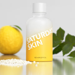 Saturday Skin Yuzu tonique sur disque coton avec application douce.