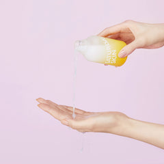 Texture légère du tonique Yuzu qui hydrate durablement la peau.
