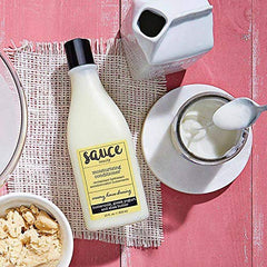 Cheveux bouclés après application du démêlant SAUCE BEAUTY, douceur accrue.