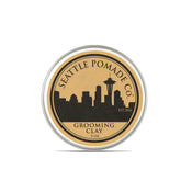 Seattle Pomade Co. Grooming Clay emballage reflétant l’authenticité artisanale et la traçabilité des ingrédients.