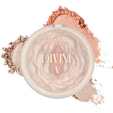 SELESTIA BEAUTY poudre illuminateur Divine V application fluide pour un éclat naturel.