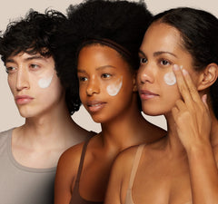 Texture mousse légère se transforme en application délicate sur le visage