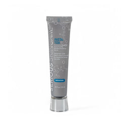 Sérum INSTA-TOX Serious Skincare sur le visage, effet immédiat pour lisser les rides