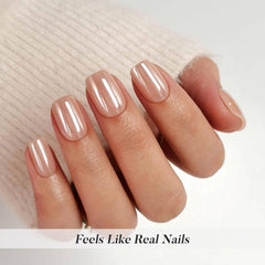 Gros plan des ongles ShangMeng Nude Chrome sur les doigts, aspect naturel
