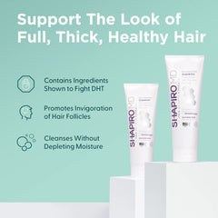 Mains massant le shampoing, démontrant l’application et le soin du cuir chevelu.