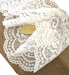 ShariRose bandeau dentelle blanche, détail motif floral et bord scallop, porté confortable.