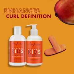 Cheveux bouclés d'enfant après utilisation, démêlage facilité et douceur.