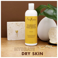 Lotion SheaMoisture appliquée sur les mains pour hydratation ciblée.