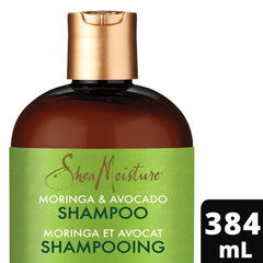 Texture crémeuse du shampooing pour cheveux hydratés et démêlés en douceur.