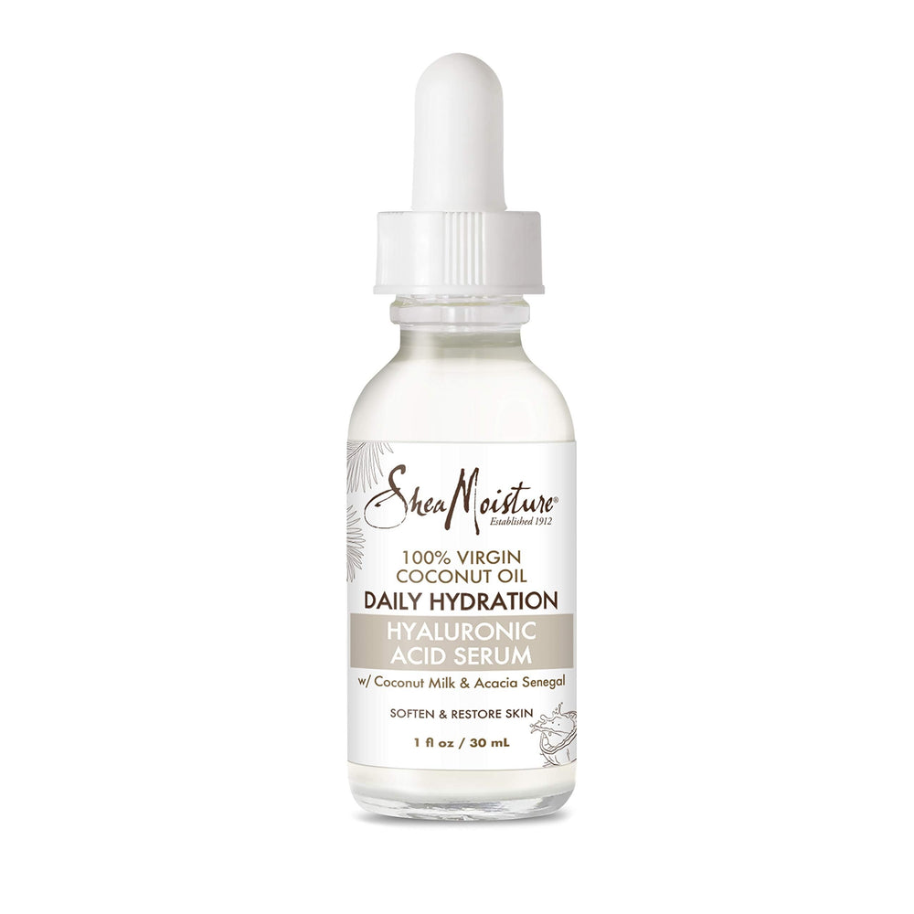 Sérum hyaluronique SheaMoisture sur visage pour hydrater en profondeur.