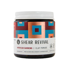 Shear Revival American Gardens pomade argile dans un pot, texture naturelle et tenue durable.