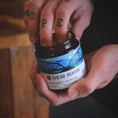 Application sur cheveux avec Upstate Blues, texture et maintien possibles sans fini gras.