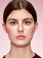 SHEGLAM Fine Line 2-en-1 lumineur visage pour un éclat ciblé.