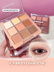 Teintes longue tenue : pigmentation fidèle et tenue durable sur la paupière.