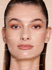 SHEGLAM Skin Magnet fond de teint-stick avec teinte Shell sur peau.
