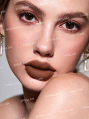 SHEGLAM Texture mousse sur les lèvres; glisse sans tiraillement.