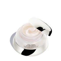 Texture crème appliquée de Shiseido Bio-Performance pour une peau douce.
