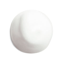 Shiseido Complete Cleansing Microfoam – application douce sur le visage facilitant un démaquillage soigné.