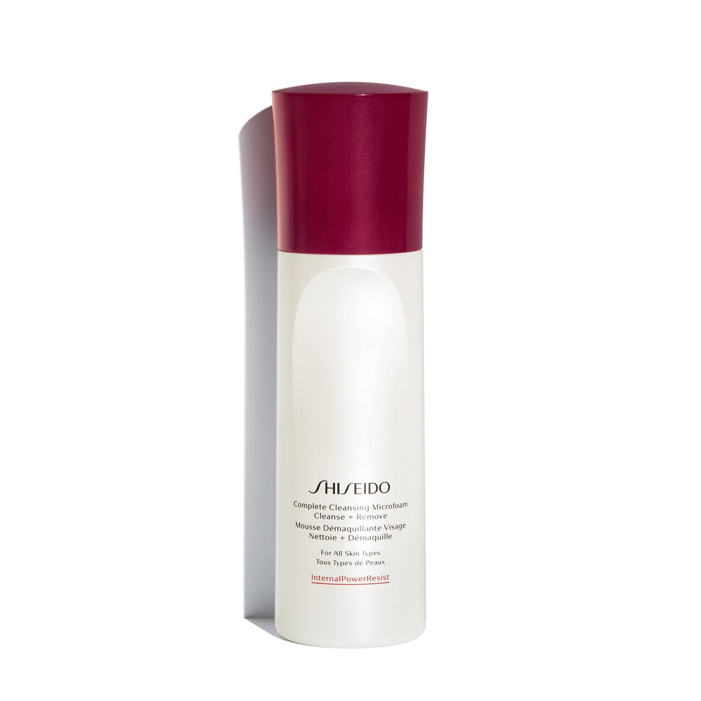 Shiseido Complete Cleansing Microfoam – bouteille avec mousse légère prête pour le rituel de nettoyage.