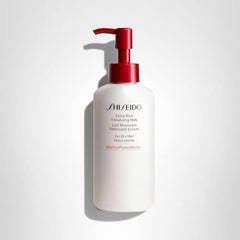 Lait nettoyant Shiseido, rituel quotidien pour peau sèche et sensible et sensation de douceur.
