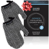 Gant exfoliant Shower Bouquet au charbon pour éliminer les impuretés et révéler une peau lumineuse.