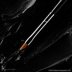 Pinceau angulaire fin E06 de Sigma Beauty pour trait net.