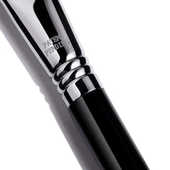 Application précise et homogène sur les paupières avec Sigma Beauty E57.