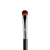 Pinceau Sigma Beauty E57 : tête plate et dense pour une application précise sur la paupière.