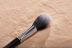 Sigma Beauty F12 – fibres synthétiques ultra-douces pour peau sensible.