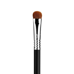 Pinceau ombre E55 de Sigma Beauty pour une base homogène et précise.