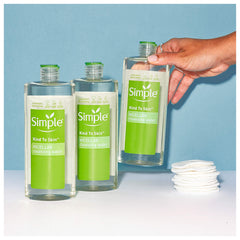 Simple Eau Micellaire: flacon compact idéal pour une routine rapide.