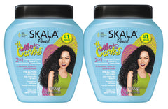 SKALA Mais Cachos bottle pour demonstrates deep hydration for defined curls.