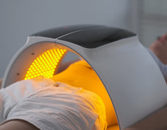 SKEYNDOR LED lumière bleu sur visage pour un teint uniforme