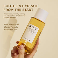 SKIN1004 Centella Toner – Mains appliquant doucement pour hydrater et apaiser