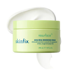 Crème corporelle Skinfix renouvelante en bouteille, hydratation douce et exfoliation légère.