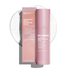 Solawave LightBoost Serum en bouteille améliore l'hydratation et la glisse pendant le soin.