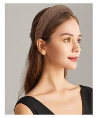 Springtime bandeau tricoté marron, gros plan, toucher doux et look élégant.
