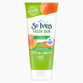 Gommage St. Ives à l'abricot — bouteille en vue, peau plus douce après usage.