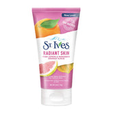 St. Ives Gommage Visage Citron-Rose et Mandarine : bouteille prête à révéler une peau éclatante.