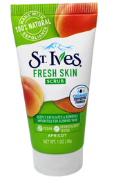 St. Ives Fresh Skin Scrub montre sa texture gommante à l'abricot pour une peau lumineuse.