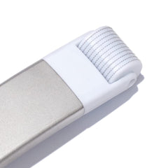 Rouleau StackedSkincare à manche aluminium ergonomique pour une prise en main stable