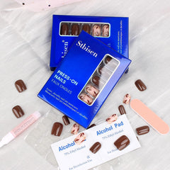 Détail feuilles d or Stbisen sur ongles pour un effet luxueux