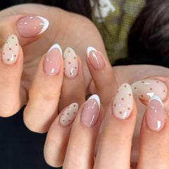 Ongles Stbisen press-on blancs avec pointe blanche sur nude rose.