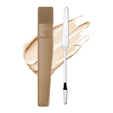 Spatule STUDIO17 Foundation en inox prête pour une application uniforme.