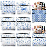 Trousse Stuffygreenus bleu avec nœud et fleurs, idéale pour ranger le maquillage en voyage.