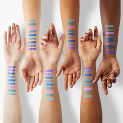 Fard SUAKE ombre-yeux-brillant-bleu-violet : éclat lumineux pour des looks festifs.