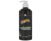 La bouteille pompe de Suavecito OG Shampoo, senteur originale, nettoie en douceur la chevelure.